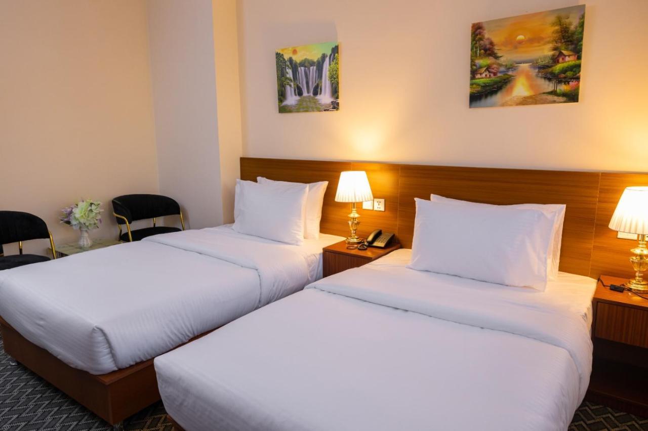 Three 888 Hotel Dubai Bagian luar foto