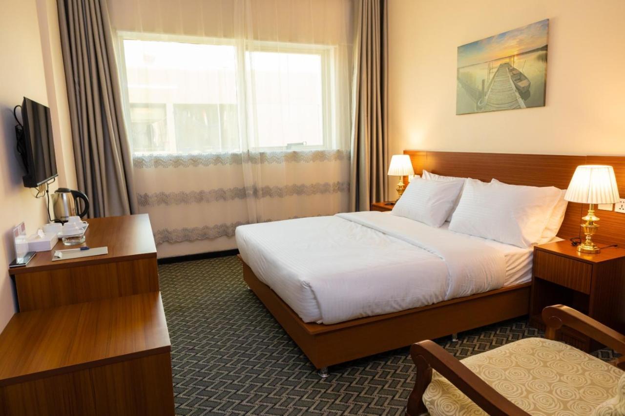 Three 888 Hotel Dubai Bagian luar foto