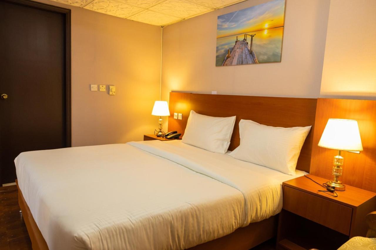 Three 888 Hotel Dubai Bagian luar foto