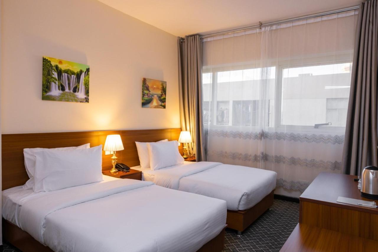 Three 888 Hotel Dubai Bagian luar foto