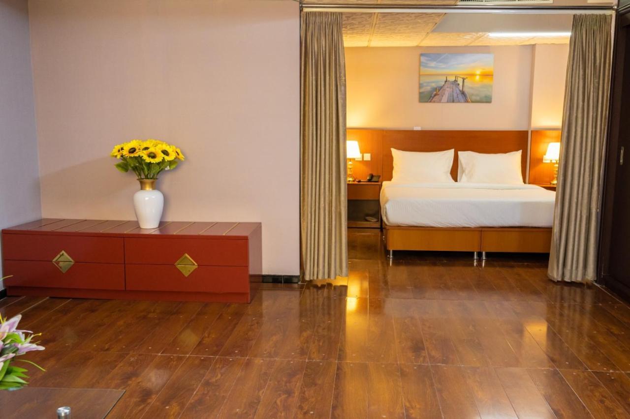 Three 888 Hotel Dubai Bagian luar foto