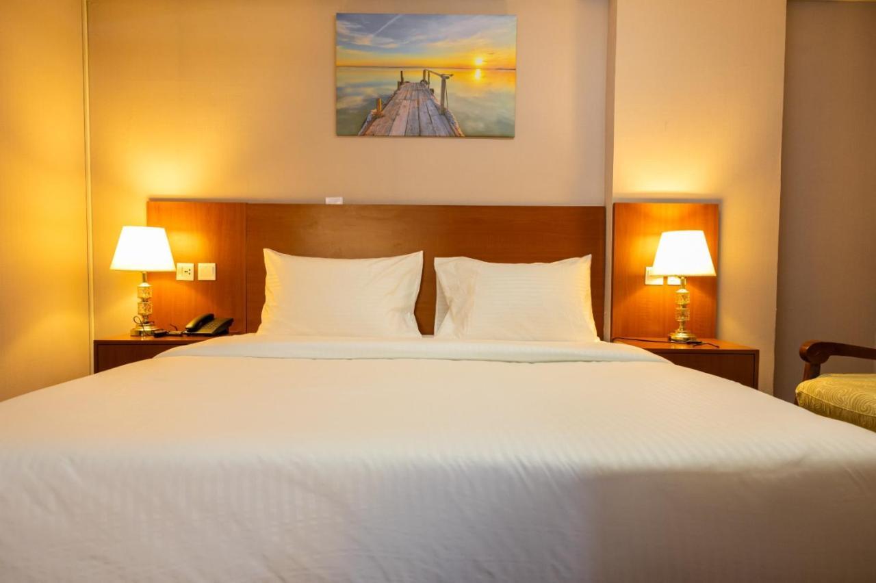 Three 888 Hotel Dubai Bagian luar foto