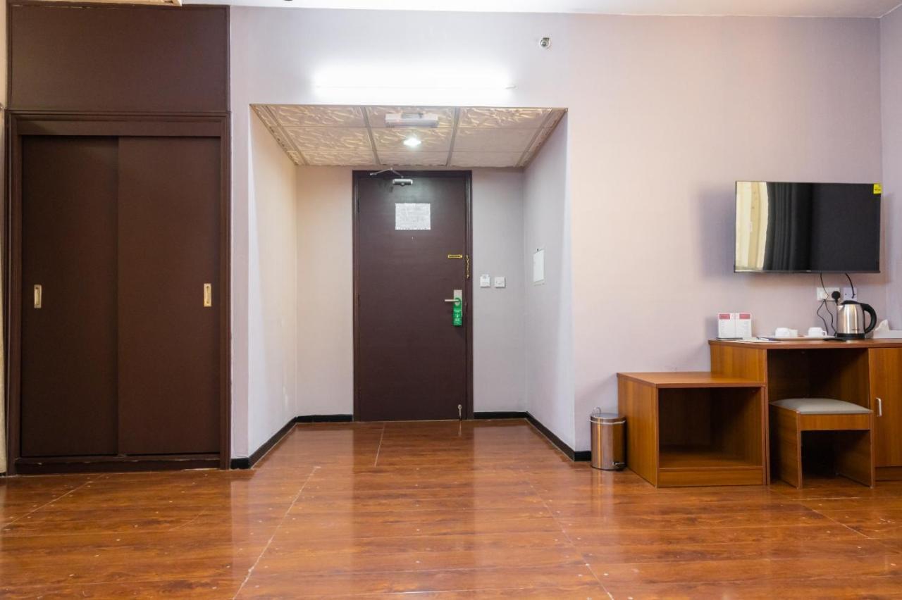 Three 888 Hotel Dubai Bagian luar foto