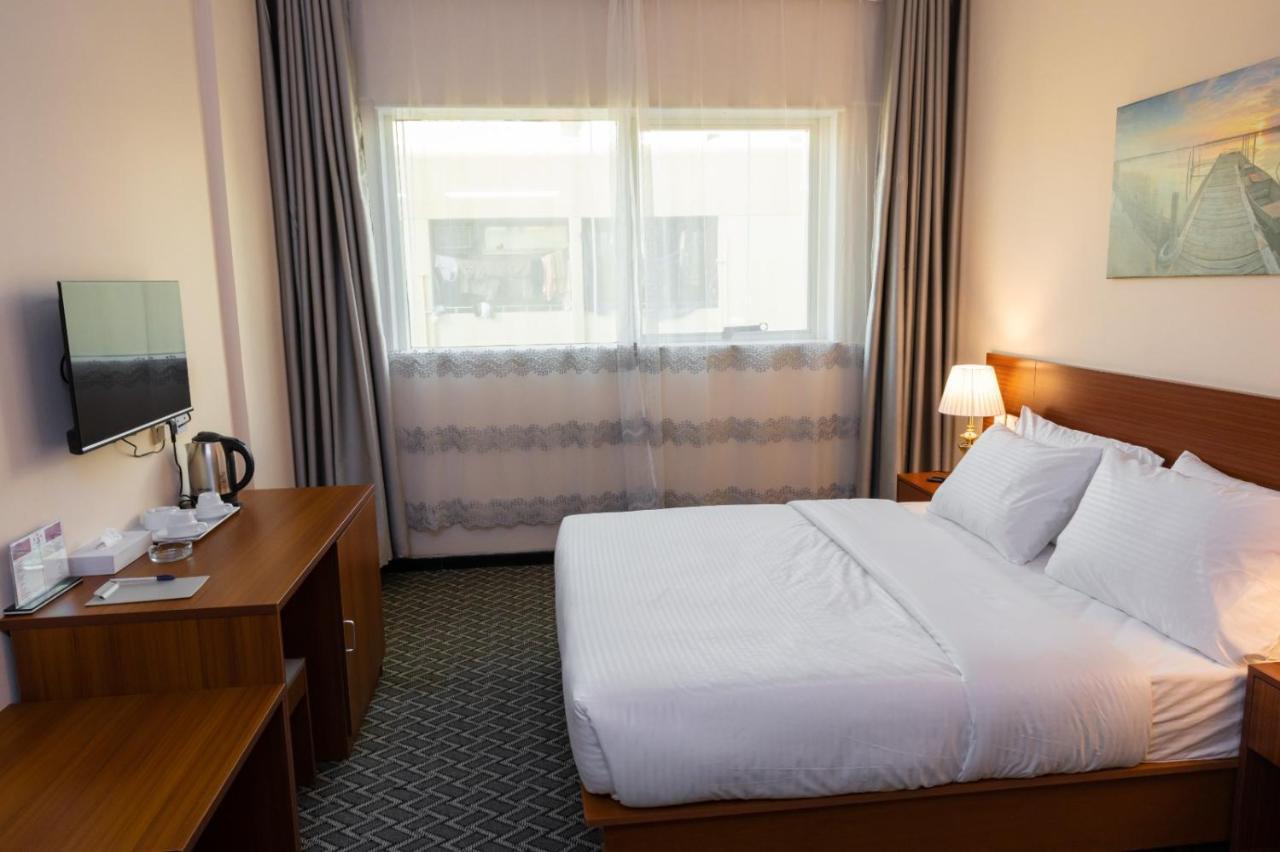 Three 888 Hotel Dubai Bagian luar foto