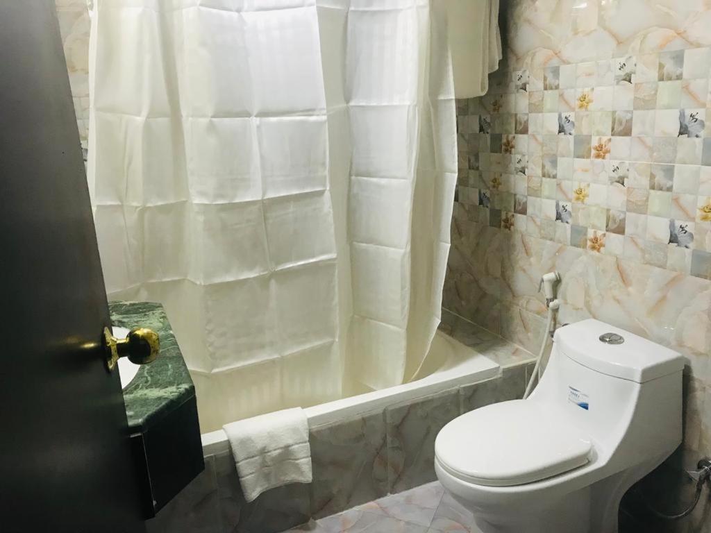 Three 888 Hotel Dubai Bagian luar foto