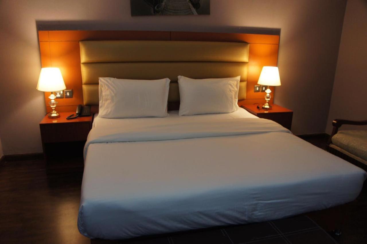 Three 888 Hotel Dubai Bagian luar foto