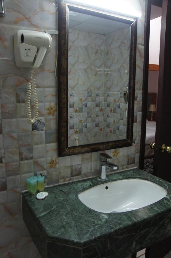 Three 888 Hotel Dubai Bagian luar foto