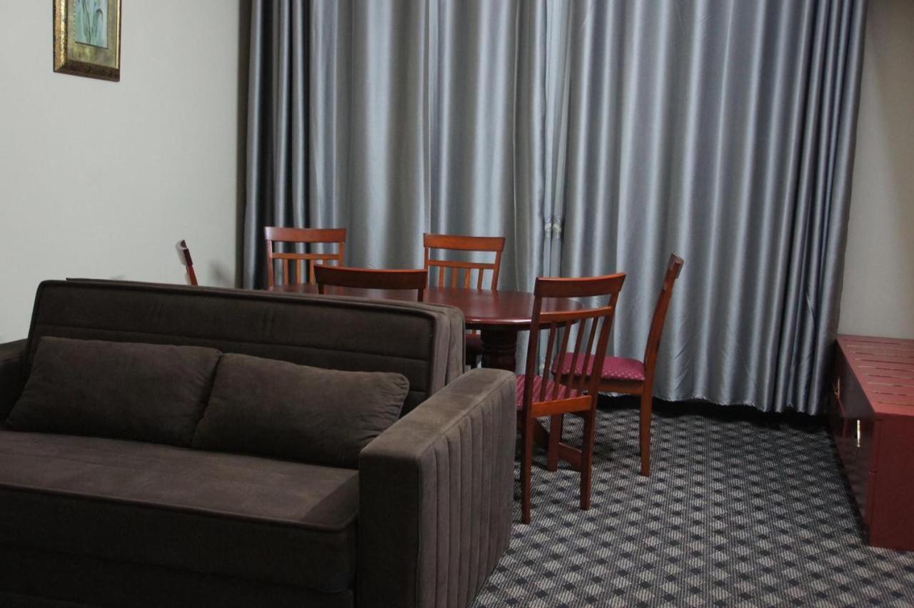 Three 888 Hotel Dubai Bagian luar foto