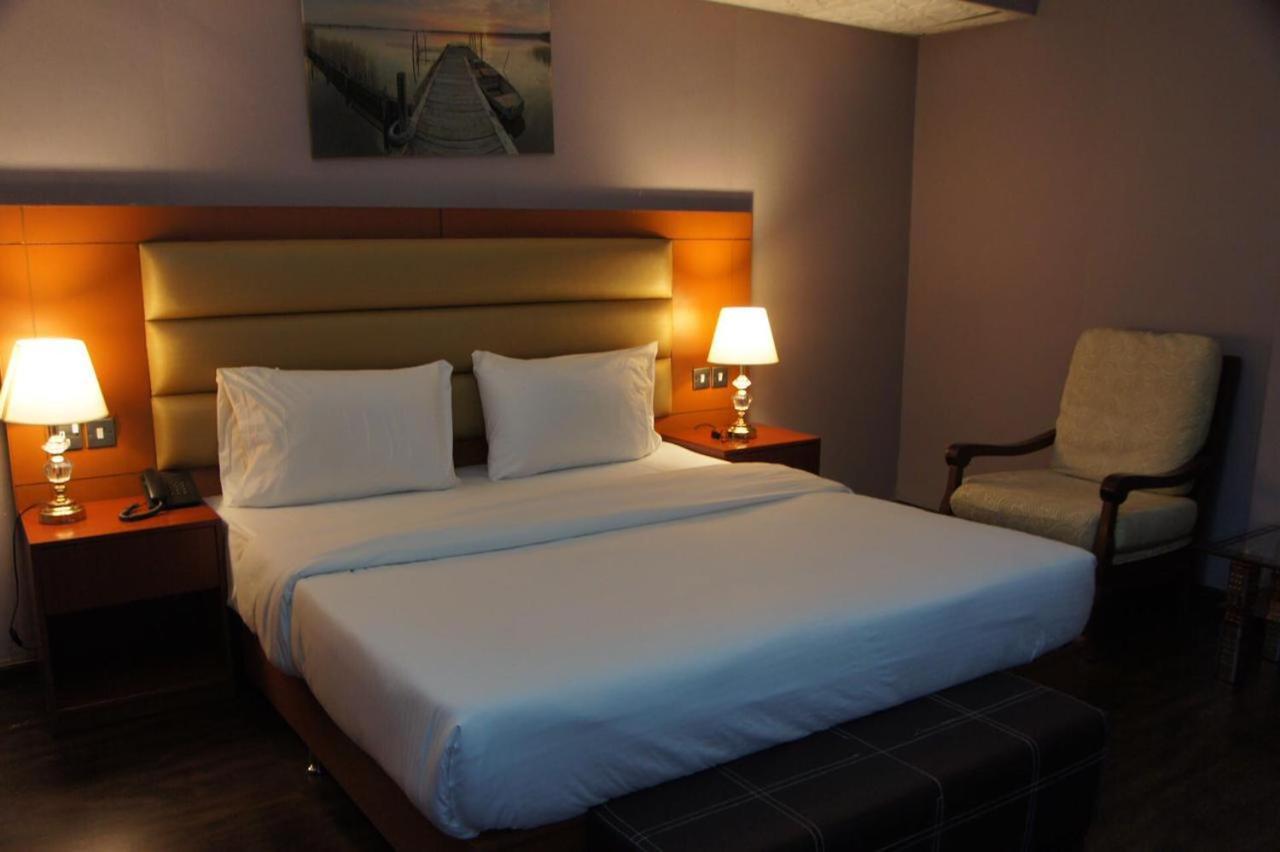 Three 888 Hotel Dubai Bagian luar foto