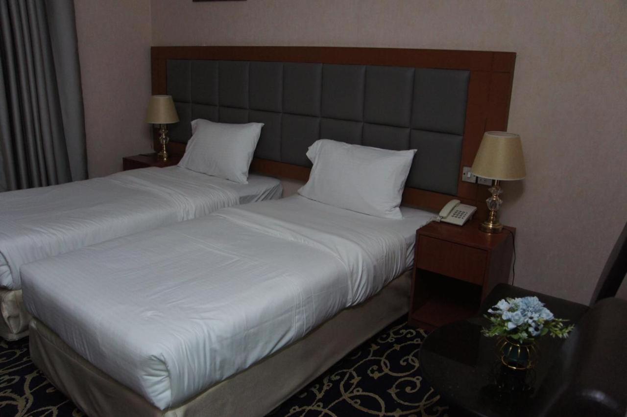 Three 888 Hotel Dubai Bagian luar foto