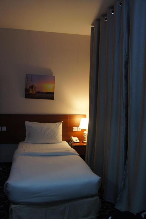Three 888 Hotel Dubai Bagian luar foto