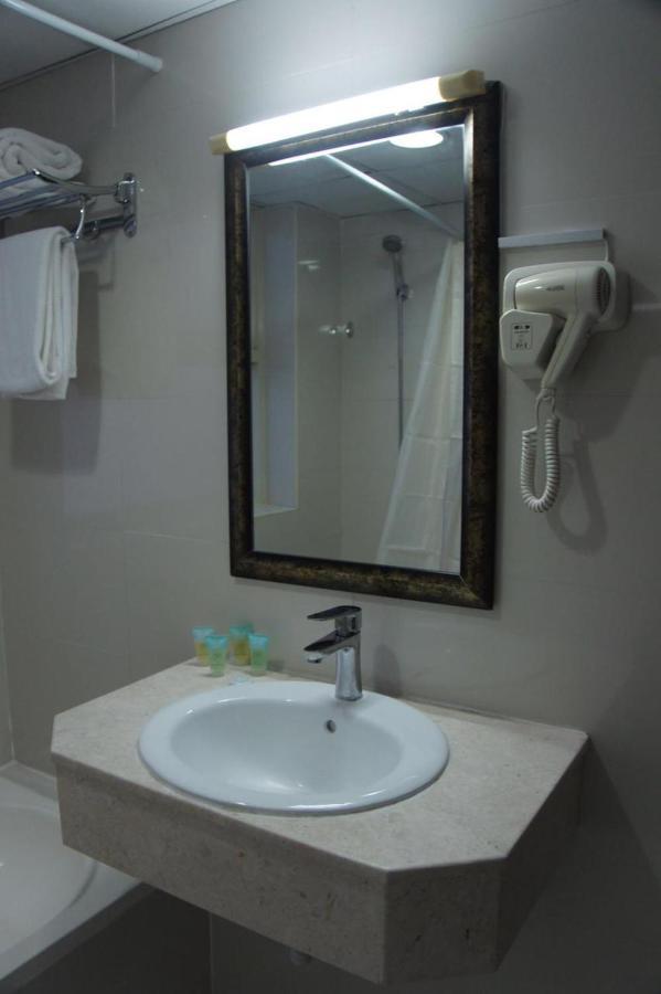 Three 888 Hotel Dubai Bagian luar foto