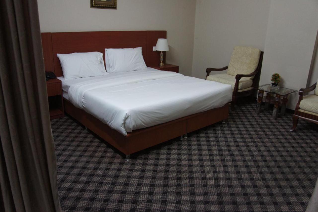 Three 888 Hotel Dubai Bagian luar foto