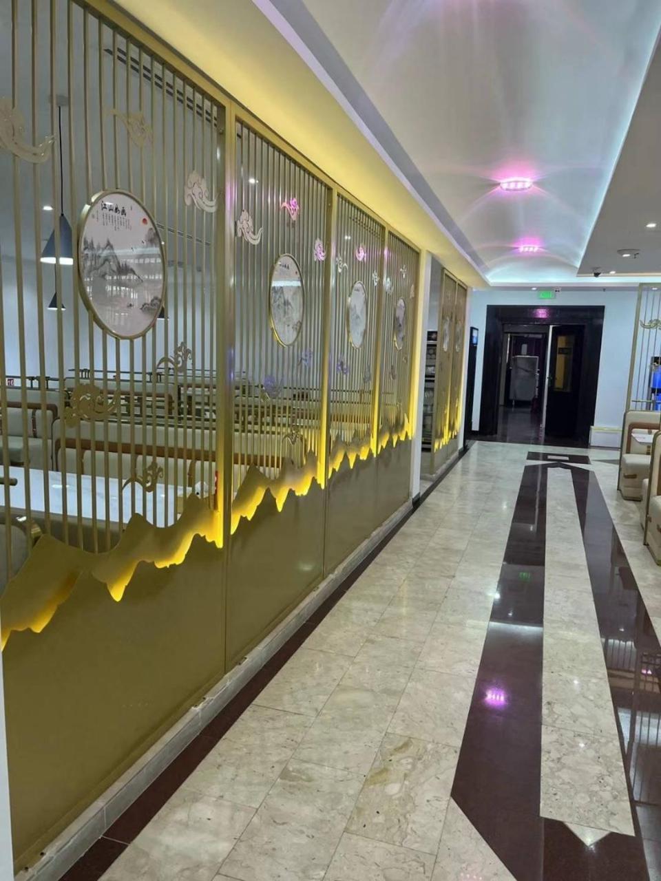 Three 888 Hotel Dubai Bagian luar foto