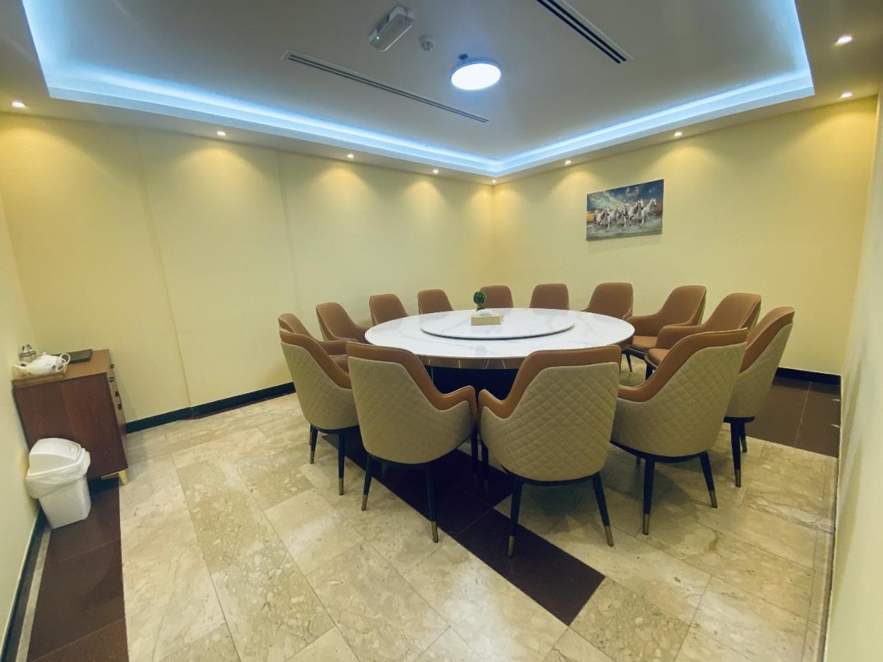 Three 888 Hotel Dubai Bagian luar foto